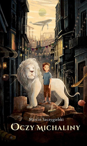 rysunkowy chłopiec, obok niego stoi biały lew, w tle miasto, wysokie kamienice