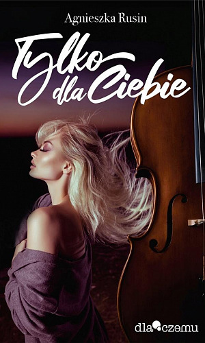 wiolonczela, obok blondynka, rozwiane włosy, fioletowa zwiewna sukienka, na górze okładki biały tytuł