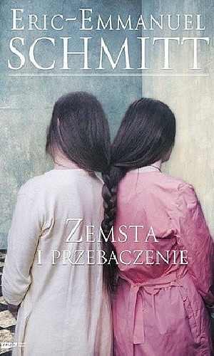 dwie dziewczyny odwrócone tyłem, ich długie ciemne włosy są splecione w jeden warkocz